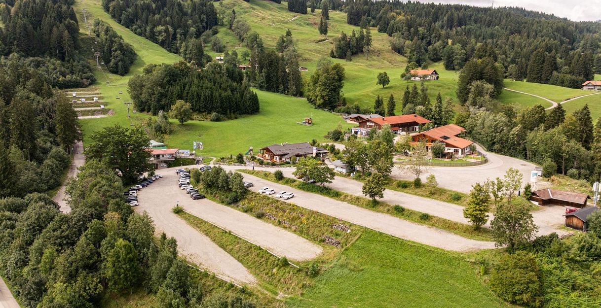 Parkplatz an der Talstation Weltcup-Express in Ofterschwang