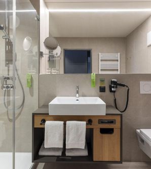 Doppelzimmer mit Balkon (Badezimmer)