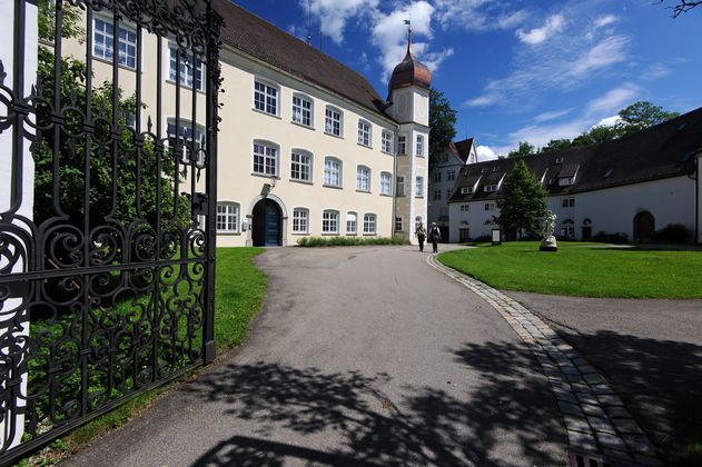 Eingang über ein Eisentor zum Schloss Isny mit Schlosspark. 
