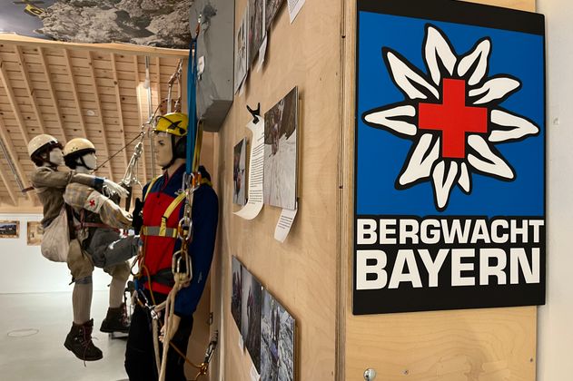 Ein Teil der Ausstellung zeigt eine mögliche Rettungsaktion am Berg.
