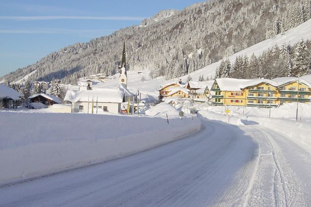 Loipe im verschneiten Balderschwang im Allgäu