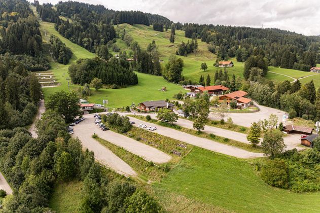 Parkplatz an der Talstation Weltcup-Express in Ofterschwang