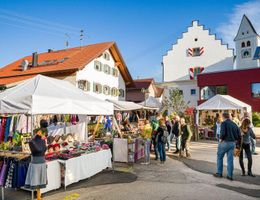 Stände ves Alternativen Markts in Altusried