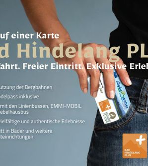Ein Werbeplakat für Bad Hindelang PLUS. Es zeigt die Vorteile der Karte, einschließlich freier Fahrten und exklusiver Erlebnisse.