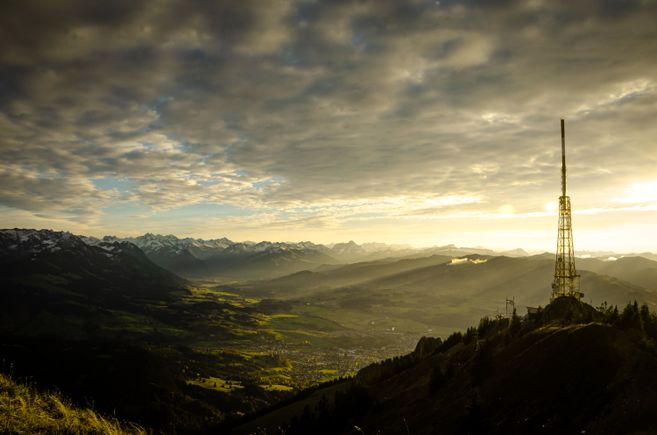 Gipfel des Grünten bei mystischer Stimmung, Blick vom Gebirgsjägerdenkmal Richtung Sonthofen