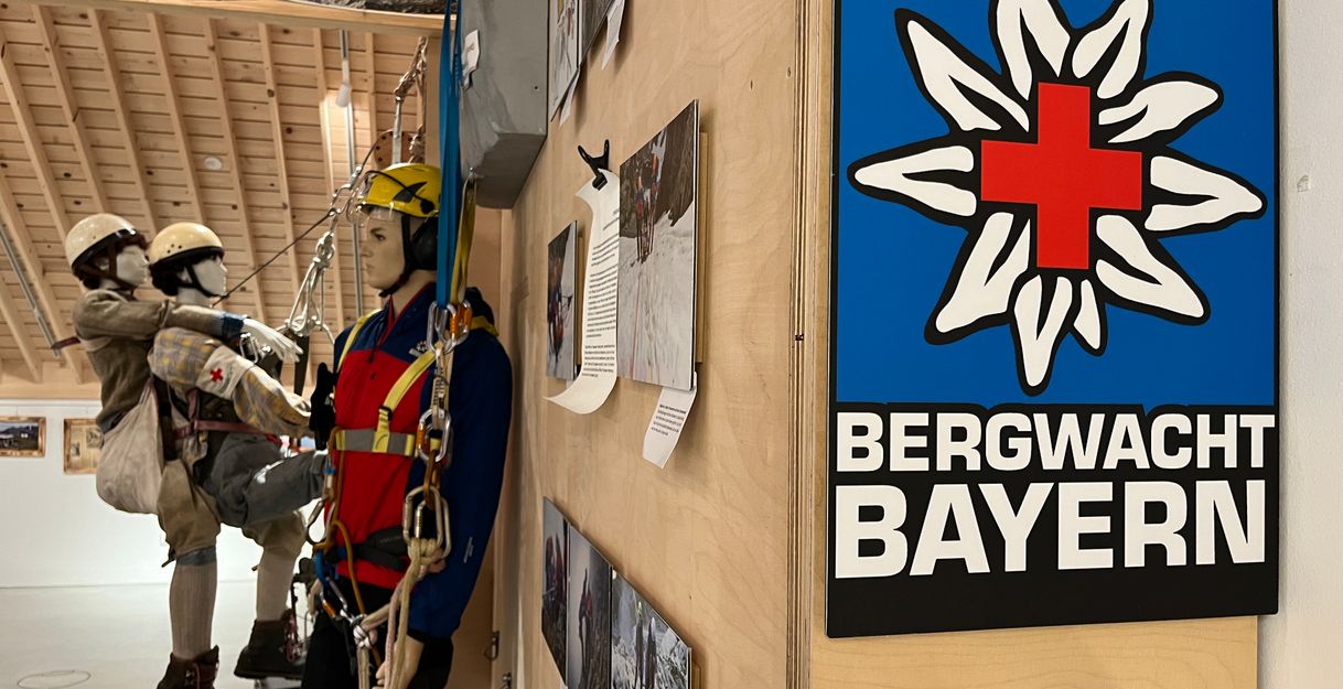 Ein Teil der Ausstellung zeigt eine mögliche Rettungsaktion am Berg.