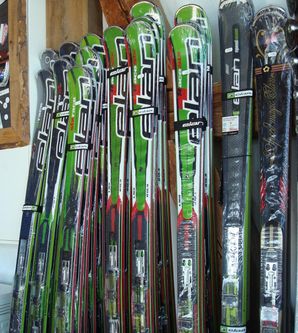 Grüne und schwarze Ski mit "elan" Schriftzug.
