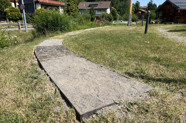 Barfußweg mit Sandteilstück im Kurpark Ofterschwang.