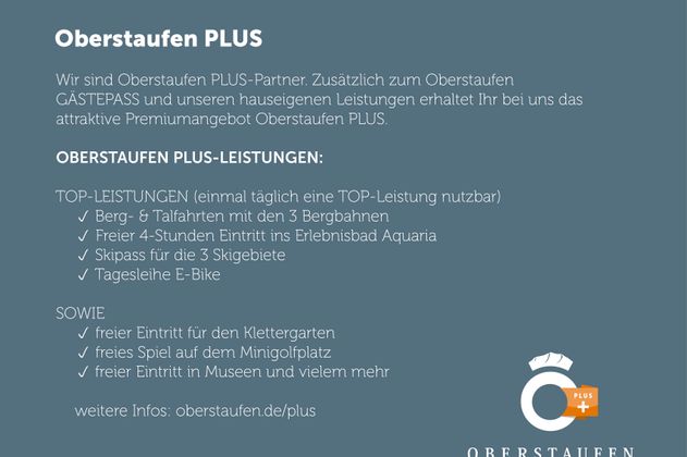 Ein Informationsblatt über das Oberstaufen PLUS Programm. Es listet Vorteile und Leistungen für Gäste, einschließlich kostenloser Eintritt zu Attraktionen und Aktivitäten.
